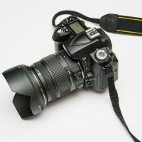 福利电影主编林知远在办公桌前审阅片单结构草稿，屏幕上排布着分类标签与条目列表